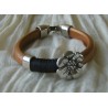 PULSERA CUERO REGALIZ COBRIZO-HILO NEGRO-ENTREPIEZAS, FLOR Y CIERRE ZAMAK PLATA