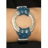 PULSERA CUERO AZUL, CIRCULO IRREGULAR, ENTREPIEZAS Y CIERRE ZAMAK PLATA